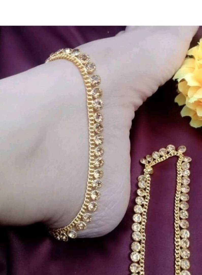 Radhey Golden Anklet set